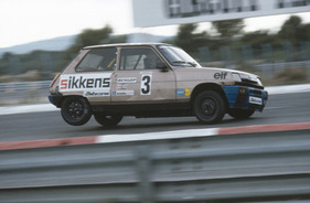 Renault 5 Alpine Turbo (1982) – Nicht nur der Golf konnte ein Beinchen heben, hier in Le Castellet