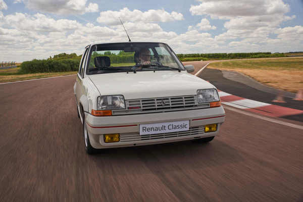 Renault 5 GT Turbo (1985) - neutral, bei Leistungseinsatz leicht untersteuernd