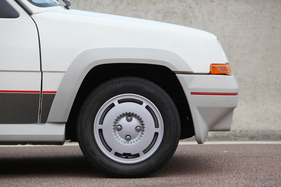 Renault 5 GT Turbo (1985) - schöne Leichtmetallräder und aufgesetzte Kotflügelverbreiterungen