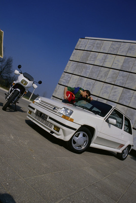 Renault 5 GT Turbo (1987) - wird interessiert gemustert