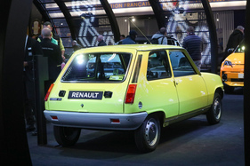Renault 5 GTL (1975) – ... und seine Neuinterpretation als Elektroauto – Rétromobile Paris 2025