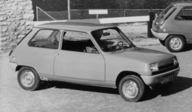 Renault 5 L (1975) – mit Schutzstreifen an den Türen