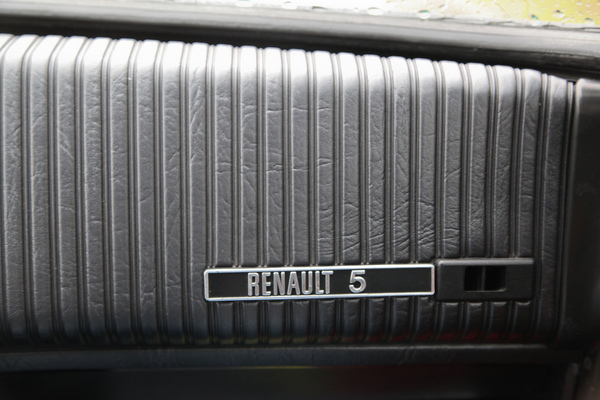 Renault 5 TL (1977) - eindeutig beschriftet, auch vor dem Beifahrersitz