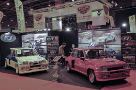 Renault 5 Turbo (1981) - Strassenfahrzeug neben einer Wettbewerbsversion - Rétromobile Paris 2016