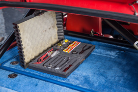 Renault 5 Turbo (1982) - das Werkzeug ist auf der Hutablage untergebracht