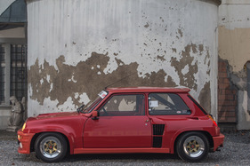 Renault 5 Turbo (1982) - der Mittelmotorsportwagen im Schlosshof