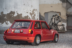 Renault 5 Turbo (1982) - die Schweller und die Heckschürze sind nicht im selben Farbton gehalten wie die anderen Karosserieteile