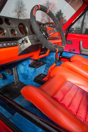 Renault 5 Turbo (1982) - die blauen Teppiche und die roten Sitze kontrastieren