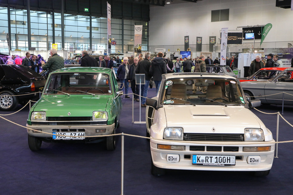 Renault 5 Turbo I (1980) - neben dem braven Renault 5 TL - Sonderschau "Biedermann und Brandstifter" - Bremen Classic Motorshow 2023