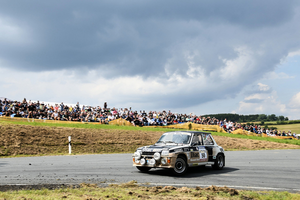 Bild: Renault 5 Turbo komplett quer - 13. ADAC Eifel Rallye Festival 2025