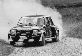 Renault 5 Turbo mit Marc Surer am Steuer anlässlich des Gotthard Rallyes von 1982