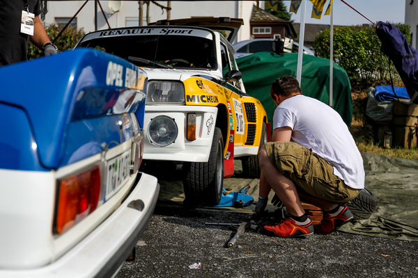 Renault 5 Turbo wird von Mechaniker nochmals überprüft - Eifel Rallye Festival 2016