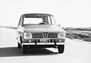 Bild: Renault 6 (1969) – Familienähnlichkeit: Kühlergrill wie beim R 16, aber mit Rundscheinwerfern