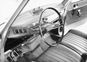 Renault 6 (1969) – Kunststoff-Armaturenbrett, darunter eine Ablage über die ganze Innenraumbreite