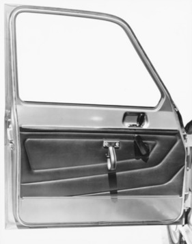 Renault 6 (1969) – sehr schlichte Türverkleidung mit Trapezmuster und Griffschlaufe