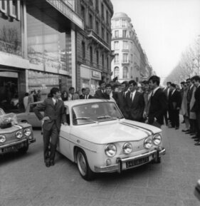 Renault 8 Gordini (1968) — the French ski team on the Champs-Élysées in Paris