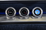 Renault 8 Gordini Concept (2026) - drei Zusatzinstrumente in der Mitte (© Bruno von Rotz, 2026) Renault 8 Gordini Concept (2026) - drei Zusatzinstrumente in der Mitte (© Bruno von Rotz, 2026)