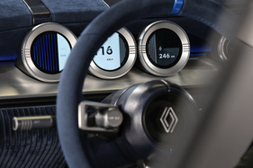 Renault 8 Gordini Concept (2026) - kein grosser Bildschirm, sondern kleine LCD-Anzeigen in den Rundinstrumentengehäusen