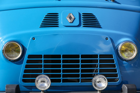 Renault Alouette (1975) – Ab 1973 trugen Estafette und Alouette kein simples Gitter mehr, sondern eine Kühlermaske mit 30 rechteckigen Löchern