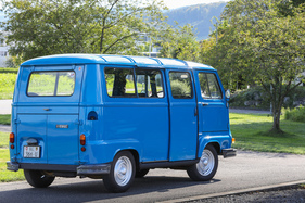 Renault Alouette (1975) – Anders als die Fahrertür des Kastenwagens, die in der Karosserie verschwindet, gleitet die seitliche Laderaumtür aussen an ihr vorbei