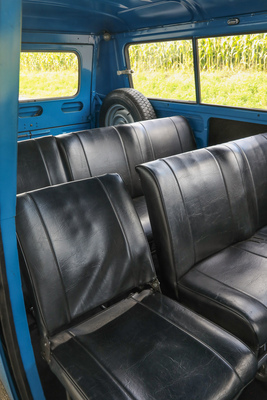 Renault Alouette (1975) – Der Innenraum ist so unverkleidet wie im Kastenwagen. Die Sitzbänke lassen sich ausbauen