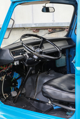 Renault Alouette (1975) – Die steile Lenksäule steht frei im Raum und ist unten vom Kupplungsfuss schon blankgeschliffen