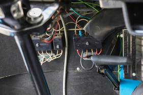 Renault Alouette (1975) – Ein Nutzfahrzeug muss funktionieren, nicht schön sein: freiliegende Kabel im Fahrerfussraum