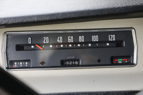 Renault Alouette (1975) – Etwa zwei Drittel der Tachoskala lassen sich ohne Anstrengung von Auto und Besatzung erreichen. Unten links wird etwas kryptisch der Benzinvorrat angezeigt, nicht der Öldruck