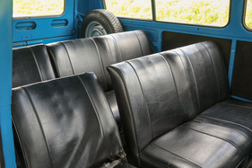 Renault Alouette (1975) – Insgesamt acht Personen finden Platz. Der rechte Sitz der mittleren Bank lässt sich vorklappen und gibt den Weg zur hinteren Bank frei