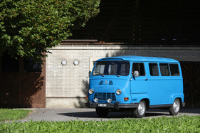 Renault Alouette (1975) – Kleinbus statt Personentransporter: Der besser ausgestattete Estafette Microcar de Luxe unterscheidet sich optisch durch Dachfenster, Radkappen und verchromte Stossfänger