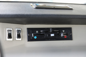 Renault Alouette (1975) – Nur das Nötigste: Heizung, Aschenbecher, Scheibenwischer. Mit dem Schalter ganz links lässt sich das Niveau der Bremsflüssigkeit prüfen