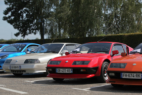 Renault-Alpine A310 V6 - dahinter eine V6 GT - Rencontre Franco-Suisse Alpine 2019