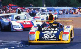 Renault Alpine A442 Turbo #19 (Jabouille / Tambay / Dolhem) gefolgt vom Gesamtsieger der 24 Stunden von Le Mans 1976: Porsche 936 von Ickx/van Lennep