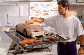 Renault Argos (1994) – Als nächsten Schritt fertigte Ploué ein grobes Tonmodell mit den Grundmaßen und Linien des noch namenlosen Fahrzeugs an Renault Argos (1994) – Als nächsten Schritt fertigte Ploué ein grobes Tonmodell mit den Grundmaßen und Linien des noch namenlosen Fahrzeugs an