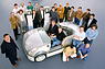 Renault Argos (1994) – Fast das komplette Team versammelt sich zum Gruppenfoto im Renault-Studio in Boulogne-Billancourt, kurz bevor der Argos zu seiner Premiere nach Genf geschickt wird (© Archiv Karl Ludvigsen, 1994) Renault Argos (1994) – Fast das komplette Team versammelt sich zum Gruppenfoto im Renault-Studio in Boulogne-Billancourt, kurz bevor der Argos zu seiner Premiere nach Genf geschickt wird (© Archiv Karl Ludvigsen, 1994)