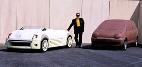 Renault Argos (1994) – Im G-Studio in Italien: le Quèment neben einem um 15 cm verschmälerten Argos-Modell, platziert neben einem Tonmodell aus der Twingo-Entwicklung