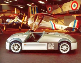 Renault Argos (1994) – Mit einladend geöffneter Tür posierte der Renault Argos zwischen anderen exotischen Fortbewegungsmitteln – und stand ihnen in nichts nach