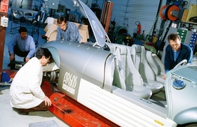 Renault Argos (1994) – Renault-Techniker montieren das Fahrzeug, das als fahrfähiger Prototyp vorbereitet wird. Gut zu sehen sind die vollständig geöffneten Schiebetüren und die hohen, schützenden Türschweller