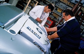 Renault Argos (1994) – Techniker montieren den Grill, der die Twingo-Technik verdeckt und dem Argos ein kraftvolleres Erscheinungsbild gibt