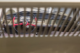 Renault Caravelle 1100 (1964) - Blick durch die Motorhaube auf das Cockpit