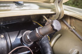 Renault Caravelle 1100 (1964) - im Motorraum wird beim 1100-er-Modell auch aufgetankt