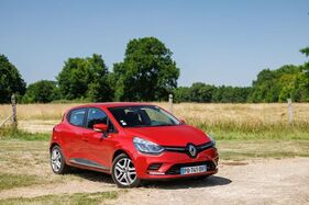 Renault Clio IV (2020) - Lot 038 at the Artcurial Musée Automobile du Château de Vernon auction 2025
