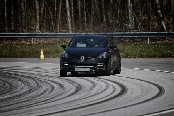 Image: Renault Clio RS16 (2012) - It can also be slightly sideways