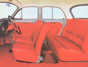 Renault Dauphine Gordini (1962) – schwarzes Armaturenbrett und längs gesteppte Sitze mit verstellbaren Rückenlehnen serienmässig (1962)