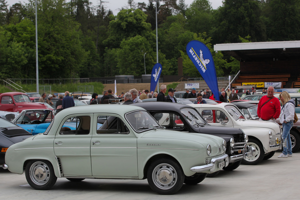 Renault Dauphine Gordini - zusammen mit zwei Renault 4CV (Heck), die die Ausgangsbasis für den Dauphine waren (Dolder Classics Mai 2018)