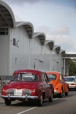 Renault Dauphine und VW Käfer auf dem Besucherparkplatz - Hamburg Motor Classics 2017