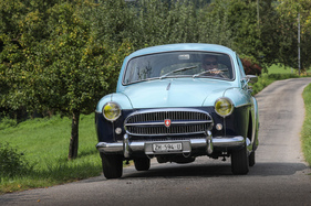 Renault Domaine (1957) – Die zwei "Eckzähne" unter dem Nummernschild sind die Hupen (1957)