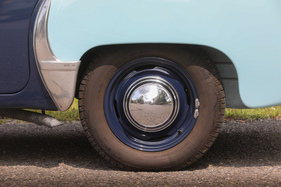 Renault Domaine (1957) – Kotflügel mit Schutzecke von Robri. Im Gegensatz zur Limousine tritt der Auspuff seitlich vor dem Hinterrad aus (1957)