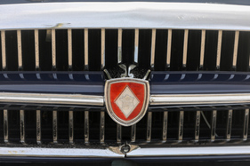 Renault Domaine (1957) – Nationalstolz: Abzeichen der "Régie Nationale des Usines Renault" im Kühlergrill (1957)