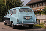 Renault Domaine (1957) – Offene Technik: mächtige Scharniere und friliegendes Kabel für die Nummernschildbeleuchtung (© Bruno von Rotz, 2023) Renault Domaine (1957) – Offene Technik: mächtige Scharniere und friliegendes Kabel für die Nummernschildbeleuchtung (© Bruno von Rotz, 2023)